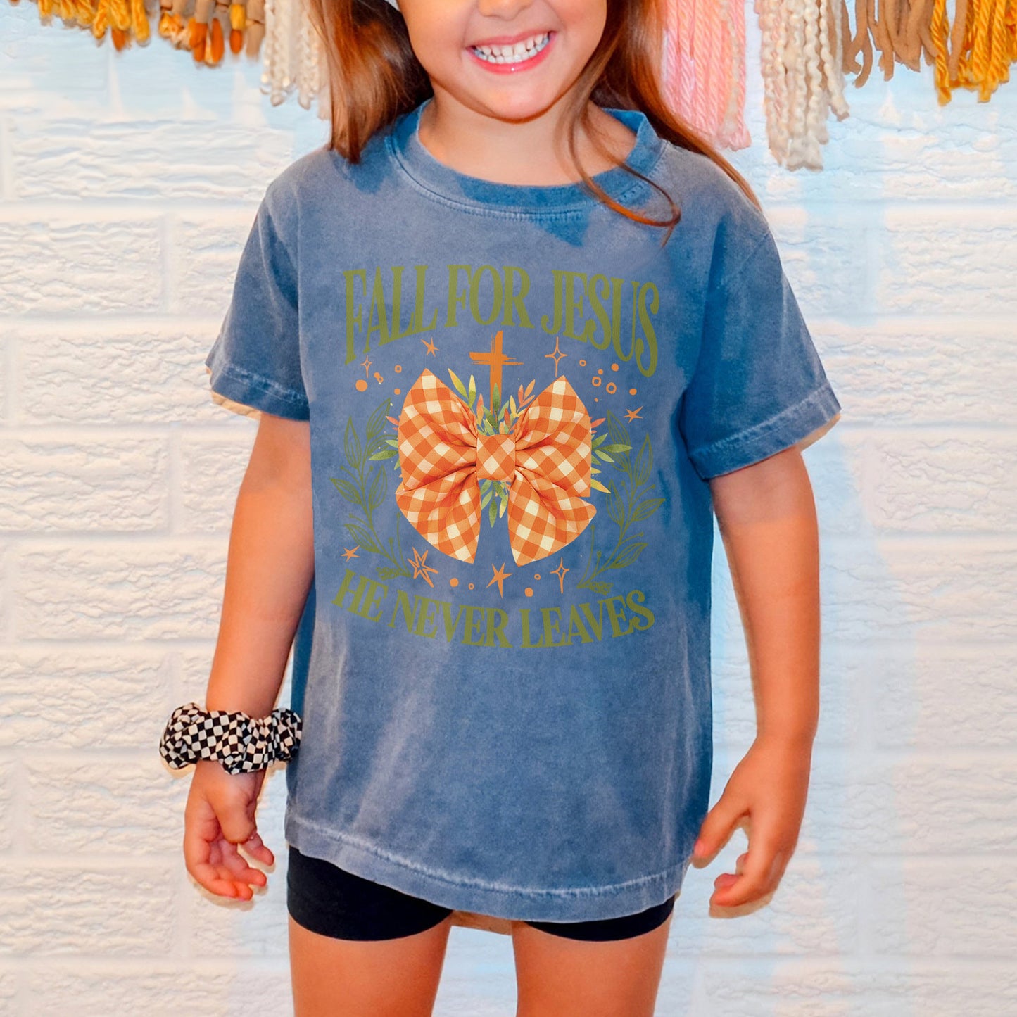 Fall For Jesus: Christian Faith, He Never Leaves Autumn Praise Youth Tshirt