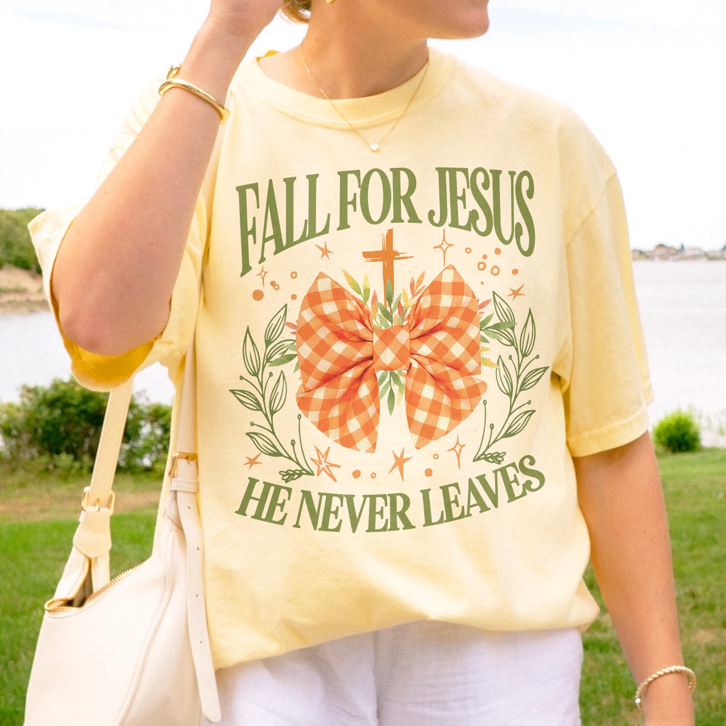 Fall For Jesus: Christian Faith, He Never Leaves Autumn Praise Tshirt