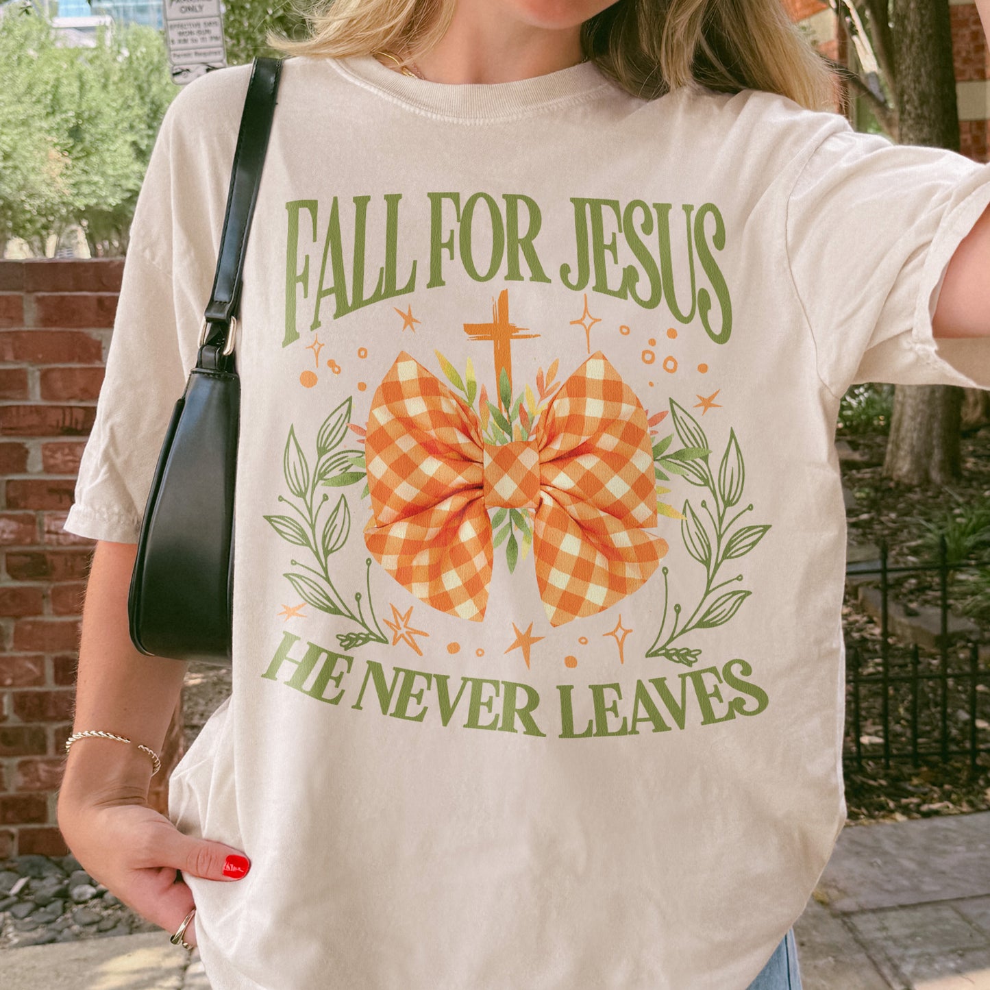 Fall For Jesus: Christian Faith, He Never Leaves Autumn Praise Tshirt