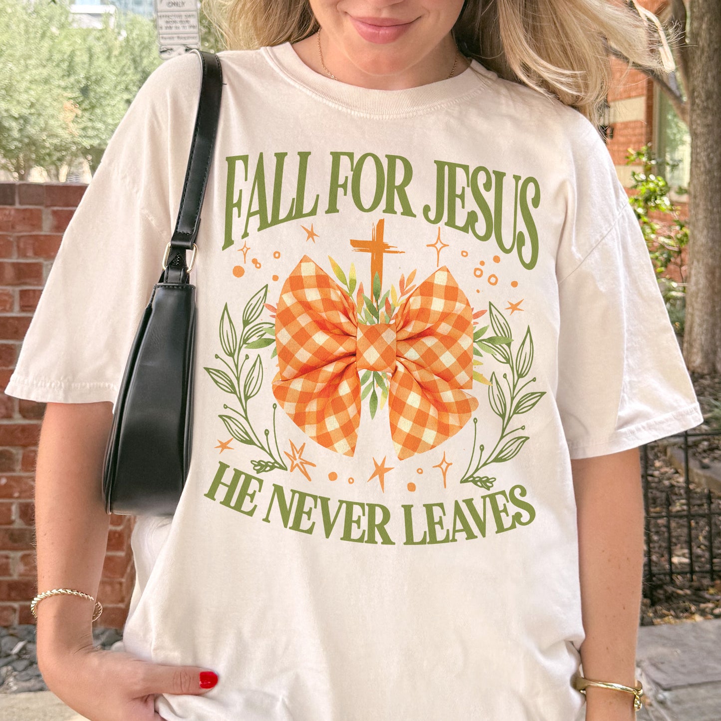 Fall For Jesus: Christian Faith, He Never Leaves Autumn Praise Tshirt