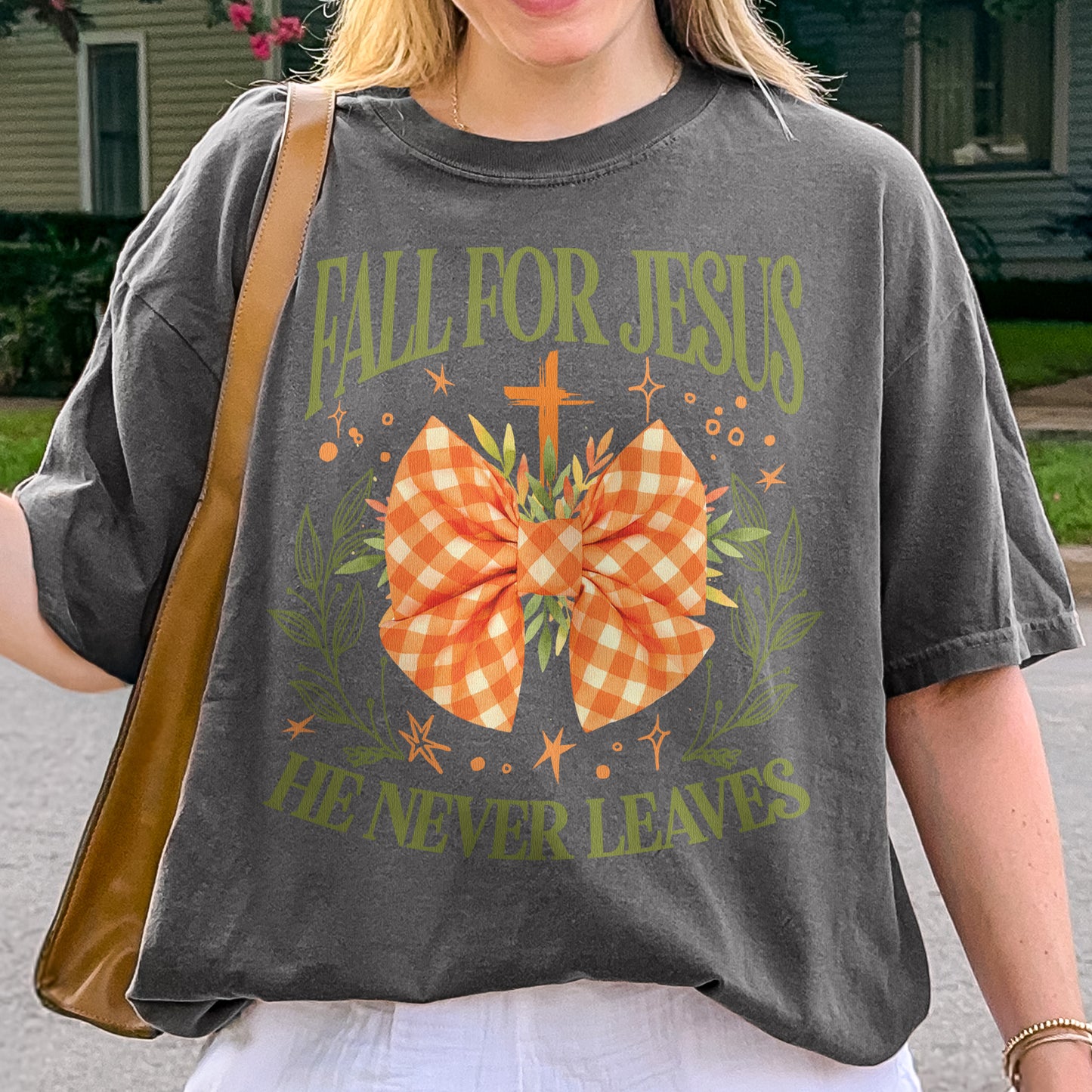 Fall For Jesus: Christian Faith, He Never Leaves Autumn Praise Tshirt