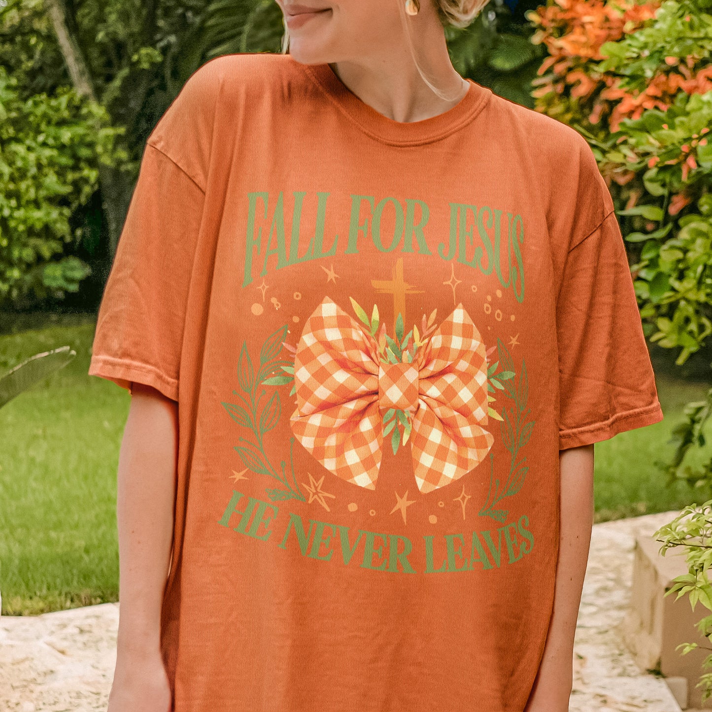 Fall For Jesus: Christian Faith, He Never Leaves Autumn Praise Tshirt